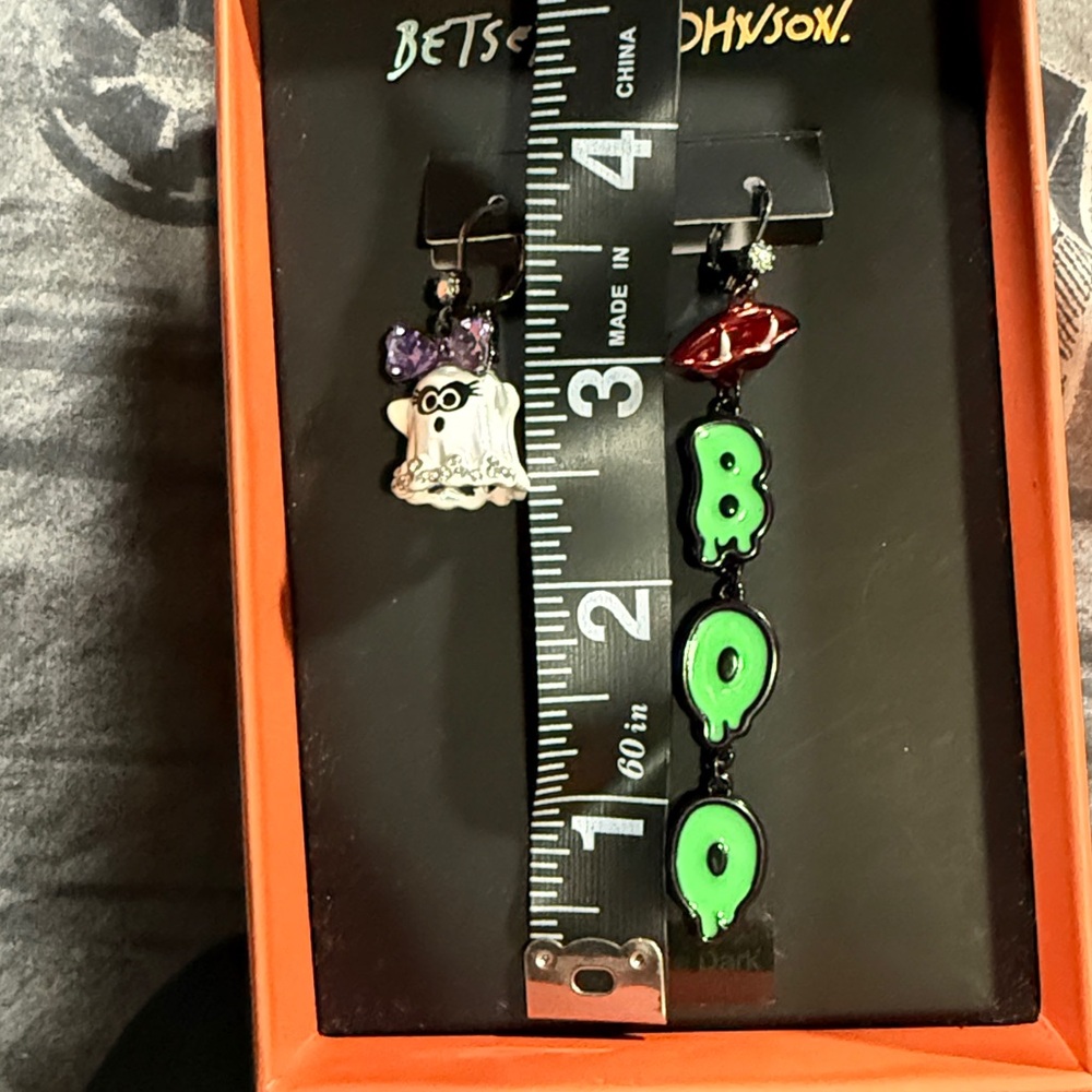 NIB BETSEY JOHNSON MISMATCHED BOO GHOST GLOW IN THE DARK EARRINGS - Picture 4 of 5